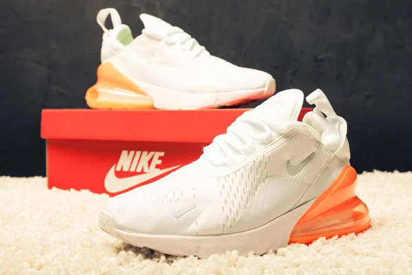 Gyönyörű Színes Szép Nike Air Max Futócipő Tornacipő Tréner Mutatja — Stock Fotó