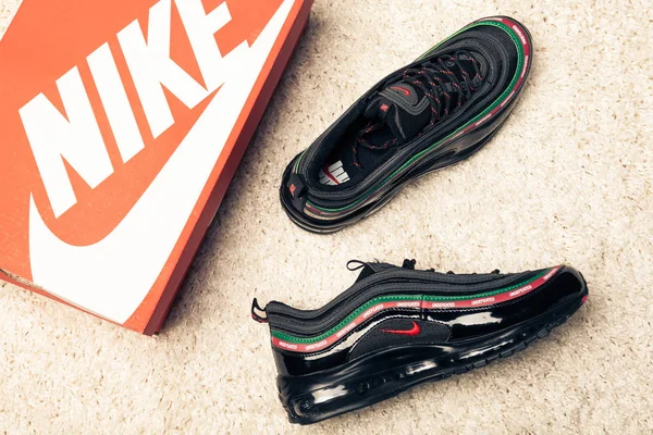 Yeni Güzel Renkli Güzel Nike Air Max Koşu Ayakkabıları Spor — Stok fotoğraf