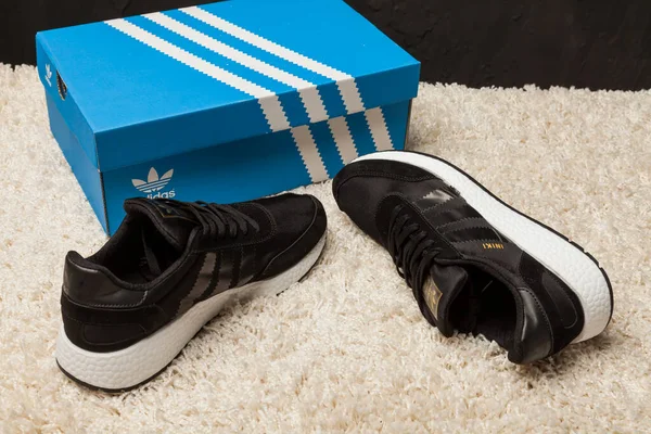 Neue Schöne Bunte Und Schöne Adidas Iniki Laufschuhe Turnschuhe Turnschuhe — Stockfoto