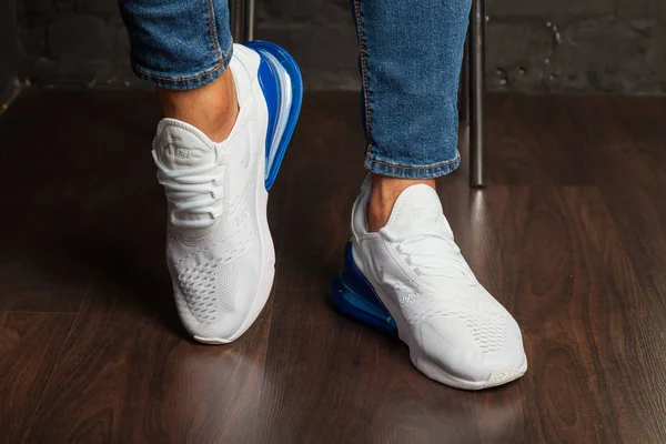 Yeni güzel renkli ve güzel Nike Air Max koşu ayakkabıları, spor ayakkabıları, spor ayakkabıları soyut arka planda bir marka kutusu olan logoyu gösteriyor. Spor ve günlük ayakkabı konsepti. Kyiv, Ukrayna-21 Ağustos 2018