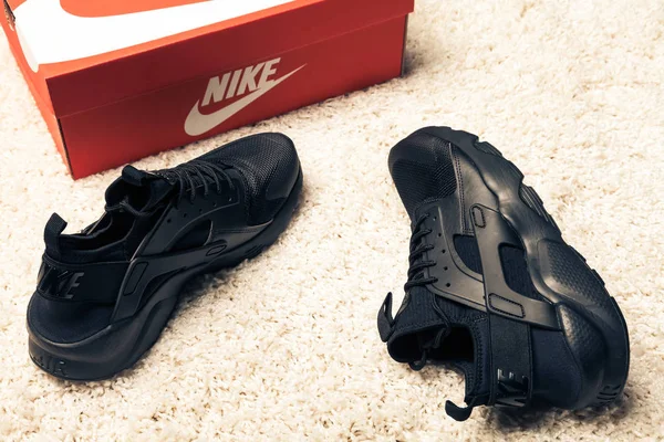 Νέο Όμορφο Πολύχρωμο Και Ωραίο Nike Huarache Αθλητικά Παπούτσια Αθλητικά — Φωτογραφία Αρχείου