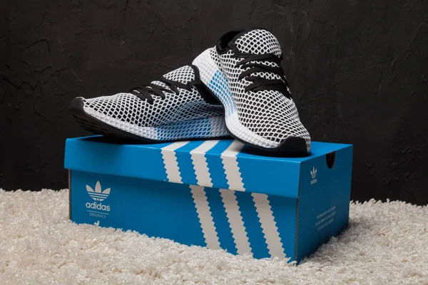 Neue Schöne Bunte Und Schöne Adidas Iniki Laufschuhe Turnschuhe Turnschuhe — Stockfoto