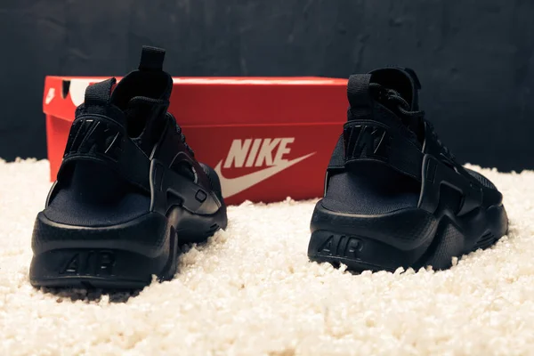 Новые Красивые Красочные Симпатичные Кроссовки Nike Huarache Обувь Тренажеры Логотип — стоковое фото