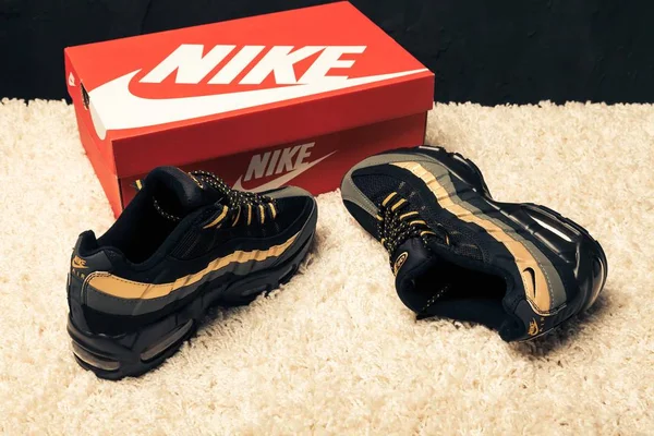 Gyönyörű Színes Szép Nike Air Max Futócipő Tornacipő Tréner Mutatja — Stock Fotó