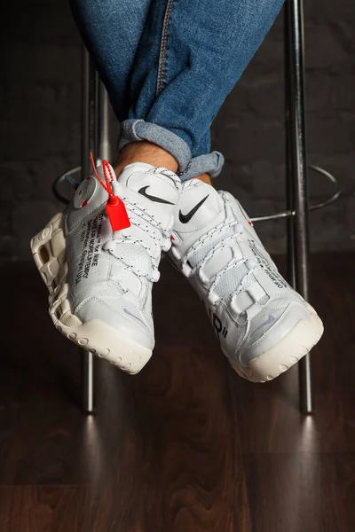 Nieuwe Mooie Kleurrijke Leuke Hardloopschoenen Sneakers Trainers Toont Het Logo — Stockfoto