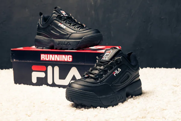 새로운 다채롭고 Fila Disruptor 트레이너는 추상적 배경에 브랜드 박스가 로고를 — 스톡 사진