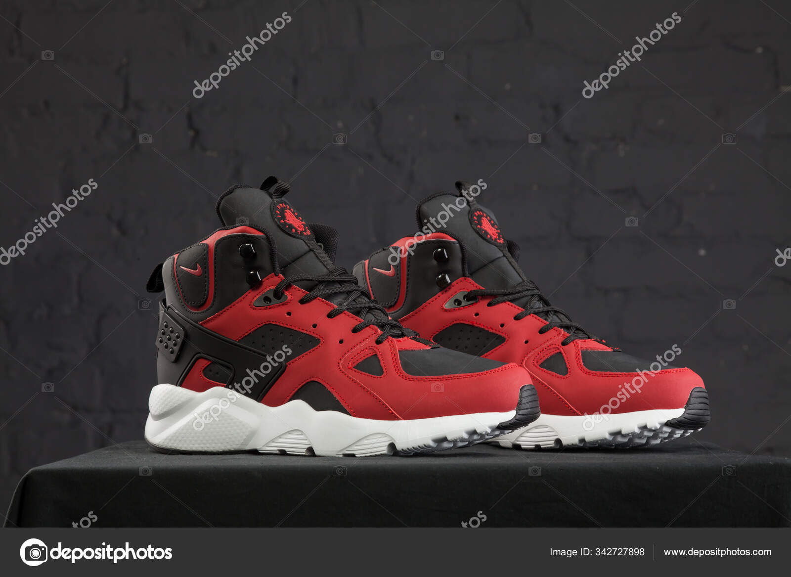 Nike huarache logo deals
