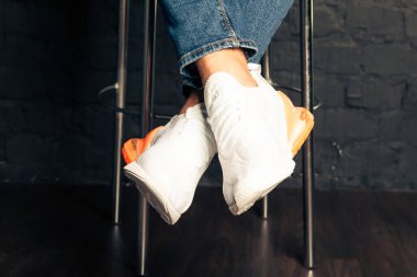 Yeni güzel renkli ve güzel Nike Air Max koşu ayakkabıları, spor ayakkabıları, spor ayakkabıları soyut arka planda bir marka kutusu olan logoyu gösteriyor. Spor ve günlük ayakkabı konsepti. Kyiv, Ukrayna-21 Ağustos 2018