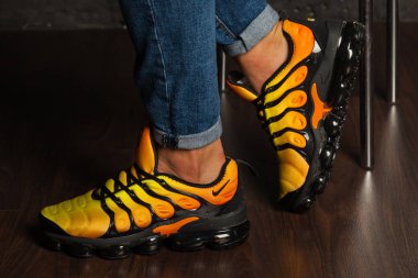 Yeni güzel renkli ve güzel Nike Air Max koşu ayakkabıları, spor ayakkabıları, spor ayakkabıları soyut arka planda bir marka kutusu olan logoyu gösteriyor. Spor ve günlük ayakkabı konsepti. Kyiv, Ukrayna-29 Ağustos 2018