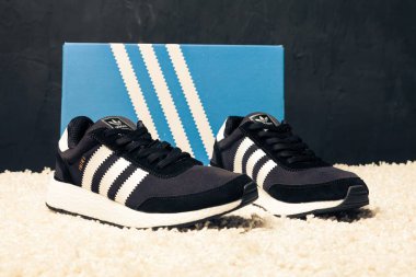 Yeni renkli ve güzel Adidas Iniki koşu ayakkabıları, spor ayakkabıları, spor ayakkabıları, soyut arka planda bir marka kutusu olan logoyu gösteren spor ayakkabıları. Spor ve günlük ayakkabı konsepti. Kyiv, Ukrayna - 14 Mayıs 2018