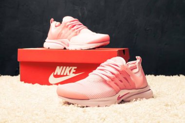 Yeni renkli ve güzel Nike Air Max koşu ayakkabıları, spor ayakkabıları, spor ayakkabıları soyut arka planda bir marka kutusu olan logoyu gösteren ayakkabılar. Spor ve günlük ayakkabı konsepti. Kyiv, Ukrayna - 14 Mayıs 2018