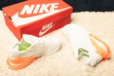 Yeni güzel renkli ve güzel Nike Air Max koşu ayakkabıları, spor ayakkabıları, spor ayakkabıları soyut arka planda bir marka kutusu olan logoyu gösteriyor. Spor ve günlük ayakkabı konsepti. Kyiv, Ukrayna-21 Ağustos 2018