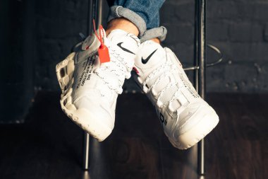 Yeni güzel renkli ve güzel Nike Air Max koşu ayakkabıları, spor ayakkabıları, spor ayakkabıları soyut arka planda bir marka kutusu olan logoyu gösteriyor. Spor ve günlük ayakkabı konsepti. Kyiv, Ukrayna-26 Ağustos 2018
