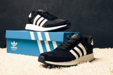 Yeni renkli ve güzel Adidas Iniki koşu ayakkabıları, spor ayakkabıları, spor ayakkabıları, soyut arka planda bir marka kutusu olan logoyu gösteren spor ayakkabıları. Spor ve günlük ayakkabı konsepti. Kyiv, Ukrayna - 14 Mayıs 2018