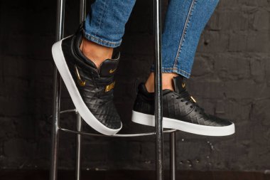 Yeni güzel renkli ve güzel Nike Air Max koşu ayakkabıları, spor ayakkabıları, spor ayakkabıları soyut arka planda bir marka kutusu olan logoyu gösteriyor. Spor ve günlük ayakkabı konsepti. Kyiv, Ukrayna-23 Ağustos 2018