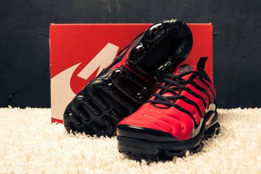 Yeni güzel renkli ve güzel Nike Air Max koşu ayakkabıları, spor ayakkabıları, spor ayakkabıları soyut arka planda bir marka kutusu olan logoyu gösteriyor. Spor ve günlük ayakkabı konsepti. Kyiv, Ukrayna-23 Ağustos 2018