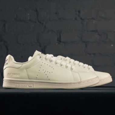 Yeni güzel renkli ve güzel Adidas Runsom koşu ayakkabıları, spor ayakkabıları, spor ayakkabıları soyut arka planda bir marka kutusu olan logoyu gösteriyor. Spor ve günlük ayakkabı konsepti. Kyiv, Ukrayna-8 Kasım 2017