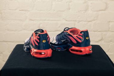 Yeni güzel renkli ve güzel Nike Air Max koşu ayakkabıları, spor ayakkabıları, spor ayakkabıları soyut arka planda bir marka kutusu olan logoyu gösteriyor. Spor ve günlük ayakkabı konsepti. Kyiv, Ukrayna - 28 Ocak 2018