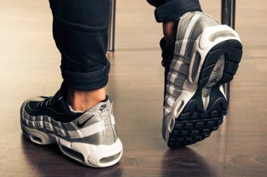 Yeni güzel renkli ve güzel Nike Air Max koşu ayakkabıları, spor ayakkabıları, spor ayakkabıları soyut arka planda bir marka kutusu olan logolar gösteriyor. Spor ve günlük ayakkabı konsepti. Kyiv, Ukrayna - 13 Eylül 2018