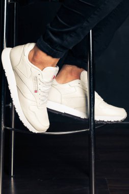 Yeni renkli ve güzel Reebok koşu ayakkabıları, spor ayakkabıları, spor ayakkabıları soyut arka planda bir marka kutusu olan logolar gösteriyor. Spor ve günlük ayakkabı konsepti. Kyiv, Ukrayna - 14 Eylül 2018