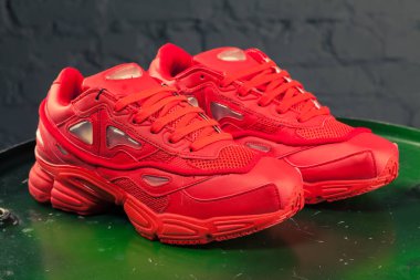 Yeni güzel renkli ve güzel Adidas koşu ayakkabıları, spor ayakkabıları, spor ayakkabıları soyut arka planda bir marka kutusu olan logo gösteriyor. Spor ve günlük ayakkabı konsepti. Kyiv, Ukrayna - 20 Ekim 2017