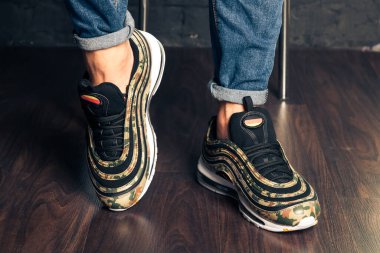 Yeni renkli ve güzel Nike Air Max koşu ayakkabıları, spor ayakkabıları, spor ayakkabıları soyut arka planda bir marka kutusu olan logoyu gösteren ayakkabılar. Spor ve günlük ayakkabı konsepti. Kyiv, Ukrayna-4 Ağustos 2018