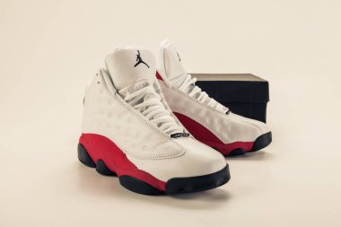 Yeni güzel renkli ve güzel Nike Air Max koşu ayakkabıları, spor ayakkabıları, spor ayakkabıları soyut arka planda bir marka kutusu olan logoyu gösteriyor. Spor ve günlük ayakkabı konsepti. Kyiv, Ukrayna - 2 Şubat 2018