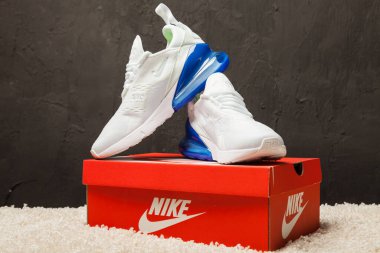 Yeni güzel renkli ve güzel Nike Air Max koşu ayakkabıları, spor ayakkabıları, spor ayakkabıları soyut arka planda bir marka kutusu olan logoyu gösteriyor. Spor ve günlük ayakkabı konsepti. Kyiv, Ukrayna-21 Ağustos 2018