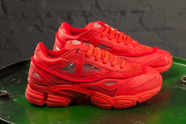 Yeni güzel renkli ve güzel Adidas koşu ayakkabıları, spor ayakkabıları, spor ayakkabıları soyut arka planda bir marka kutusu olan logo gösteriyor. Spor ve günlük ayakkabı konsepti. Kyiv, Ukrayna - 20 Ekim 2017