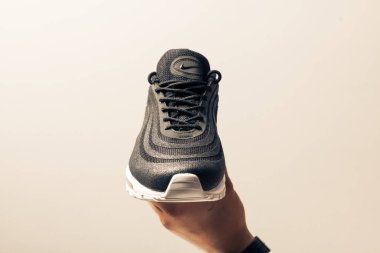 Yeni güzel renkli ve güzel Nike Air Max koşu ayakkabıları, spor ayakkabıları, spor ayakkabıları soyut arka planda bir marka kutusu olan logolar gösteriyor. Spor ve günlük ayakkabı konsepti. Kyiv, Ukrayna-Eylül 06, 2018