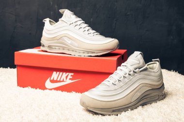 Yeni renkli ve güzel Nike Air Max koşu ayakkabıları, spor ayakkabıları, spor ayakkabıları, spor ayakkabıları soyut arka planda marka kutusu olan logoyu gösteriyor. Spor ve günlük ayakkabı konsepti. Kyiv, Ukrayna - 23 Şubat 2018