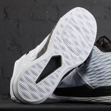 Yeni güzel renkli ve güzel Nike Air Max koşu ayakkabıları, spor ayakkabıları, spor ayakkabıları soyut arka planda bir marka kutusu olan logolar gösteriyor. Spor ve günlük ayakkabı konsepti. Kyiv, Ukrayna-9 Aralık 2017