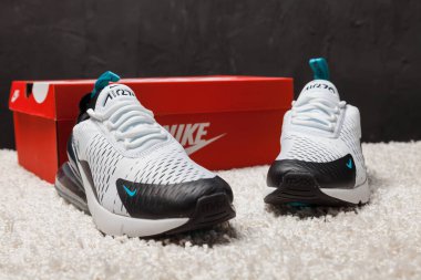 Yeni renkli ve güzel Nike Air Max koşu ayakkabıları, spor ayakkabıları, spor ayakkabıları soyut arka planda bir marka kutusu olan logoyu gösteren ayakkabılar. Spor ve günlük ayakkabı konsepti. Kyiv, Ukrayna-23 Mart 2018
