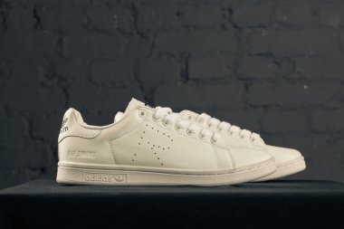 Yeni güzel renkli ve güzel Adidas Runsom koşu ayakkabıları, spor ayakkabıları, spor ayakkabıları soyut arka planda bir marka kutusu olan logoyu gösteriyor. Spor ve günlük ayakkabı konsepti. Kyiv, Ukrayna-8 Kasım 2017