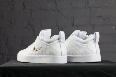 Yeni güzel renkli ve güzel Nike Air Max koşu ayakkabıları, spor ayakkabıları, spor ayakkabıları soyut arka planda bir marka kutusu olan logolar gösteriyor. Spor ve günlük ayakkabı konsepti. Kyiv, Ukrayna-9 Aralık 2017