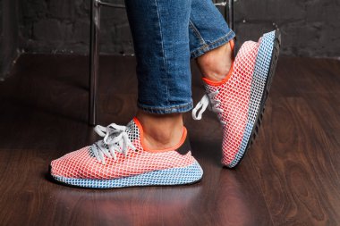 Yeni renkli ve güzel Adidas Iniki koşu ayakkabıları, spor ayakkabıları, spor ayakkabıları, soyut arka planda bir marka kutusu olan logoyu gösteren spor ayakkabıları. Spor ve günlük ayakkabı konsepti. Kyiv, Ukrayna - 26 Temmuz 2018