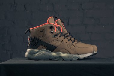 Yeni renkli ve güzel Nike Huarache koşu ayakkabıları, spor ayakkabıları, spor ayakkabıları, spor ayakkabıları soyut arka planda bir marka kutusu olan logoyu gösteriyor. Spor ve günlük ayakkabı konsepti. Kyiv, Ukrayna - 28 Ekim 2017