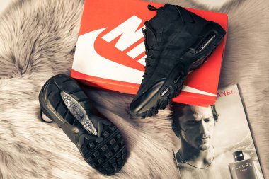 Yeni güzel renkli ve güzel Nike Air Max koşu ayakkabıları, spor ayakkabıları, spor ayakkabıları soyut arka planda bir marka kutusu olan logolar gösteriyor. Spor ve günlük ayakkabı konsepti. Kyiv, Ukrayna - 14 Eylül 2018