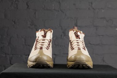 Yeni güzel renkli ve güzel Nike Air Max koşu ayakkabıları, spor ayakkabıları, spor ayakkabıları soyut arka planda bir marka kutusu olan logolar gösteriyor. Spor ve günlük ayakkabı konsepti. Kyiv, Ukrayna-9 Aralık 2017