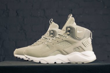 Yeni renkli ve güzel Nike Huarache koşu ayakkabıları, spor ayakkabıları, spor ayakkabıları, spor ayakkabıları soyut arka planda bir marka kutusu olan logoyu gösteriyor. Spor ve günlük ayakkabı konsepti. Kyiv, Ukrayna - 28 Ekim 2017