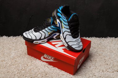 Yeni renkli ve güzel Nike Air Max koşu ayakkabıları, spor ayakkabıları, spor ayakkabıları soyut arka planda bir marka kutusu olan logoyu gösteren ayakkabılar. Spor ve günlük ayakkabı konsepti. Kyiv, Ukrayna - 26 Temmuz 2018