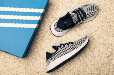 Yeni renkli ve güzel Adidas Iniki koşu ayakkabıları, spor ayakkabıları, spor ayakkabıları, soyut arka planda bir marka kutusu olan logoyu gösteren spor ayakkabıları. Spor ve günlük ayakkabı konsepti. Kyiv, Ukrayna - 26 Temmuz 2018