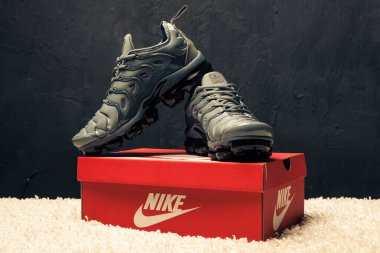 Yeni güzel renkli ve güzel Nike Air Max koşu ayakkabıları, spor ayakkabıları, spor ayakkabıları soyut arka planda bir marka kutusu olan logoyu gösteriyor. Spor ve günlük ayakkabı konsepti. Kyiv, Ukrayna-23 Ağustos 2018