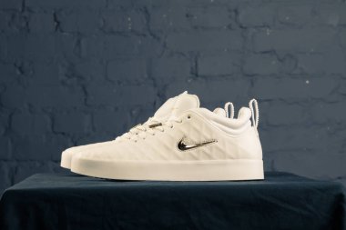 Yeni güzel renkli ve güzel Nike Air Max koşu ayakkabıları, spor ayakkabıları, spor ayakkabıları soyut arka planda bir marka kutusu olan logolar gösteriyor. Spor ve günlük ayakkabı konsepti. Kyiv, Ukrayna-9 Aralık 2017