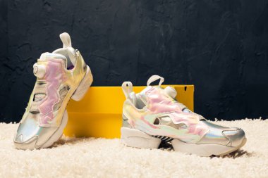 Yeni renkli ve güzel Nike Air Max koşu ayakkabıları, spor ayakkabıları, spor ayakkabıları soyut arka planda bir marka kutusu olan logoyu gösteren ayakkabılar. Spor ve günlük ayakkabı konsepti. Kyiv, Ukrayna-11 Nisan 2018