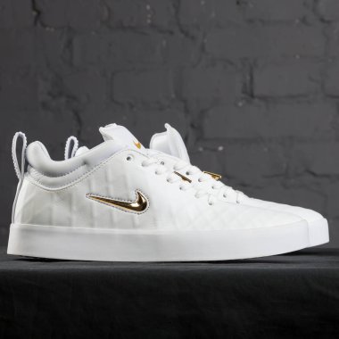 Yeni güzel renkli ve güzel Nike Air Max koşu ayakkabıları, spor ayakkabıları, spor ayakkabıları soyut arka planda bir marka kutusu olan logolar gösteriyor. Spor ve günlük ayakkabı konsepti. Kyiv, Ukrayna-9 Aralık 2017