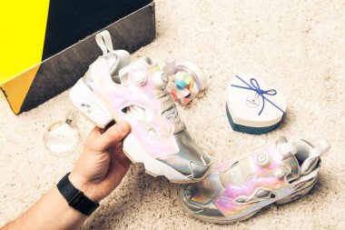 Yeni renkli ve güzel Nike Air Max koşu ayakkabıları, spor ayakkabıları, spor ayakkabıları soyut arka planda bir marka kutusu olan logoyu gösteren ayakkabılar. Spor ve günlük ayakkabı konsepti. Kyiv, Ukrayna-11 Nisan 2018