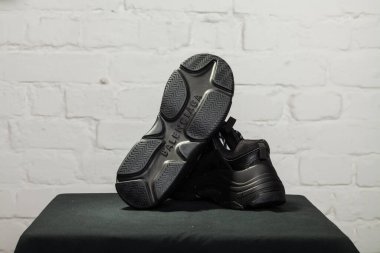 Yeni güzel renkli ve güzel Balenciaga koşu ayakkabıları, spor ayakkabıları, spor ayakkabıları soyut arka planda bir marka kutusu olan logoyu gösteriyor. Spor ve günlük ayakkabı konsepti. Kyiv, Ukrayna - 30 Ocak 2018