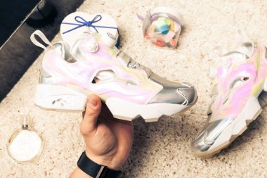 Yeni renkli ve güzel Nike Air Max koşu ayakkabıları, spor ayakkabıları, spor ayakkabıları soyut arka planda bir marka kutusu olan logoyu gösteren ayakkabılar. Spor ve günlük ayakkabı konsepti. Kyiv, Ukrayna-11 Nisan 2018