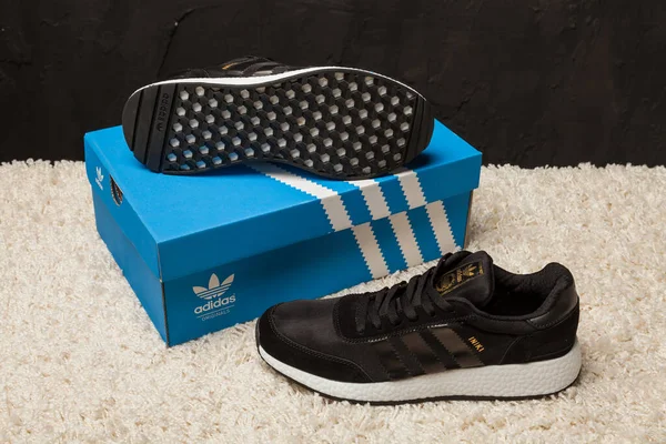 Neue Schöne Bunte Und Schöne Adidas Iniki Laufschuhe Turnschuhe Turnschuhe — Stockfoto